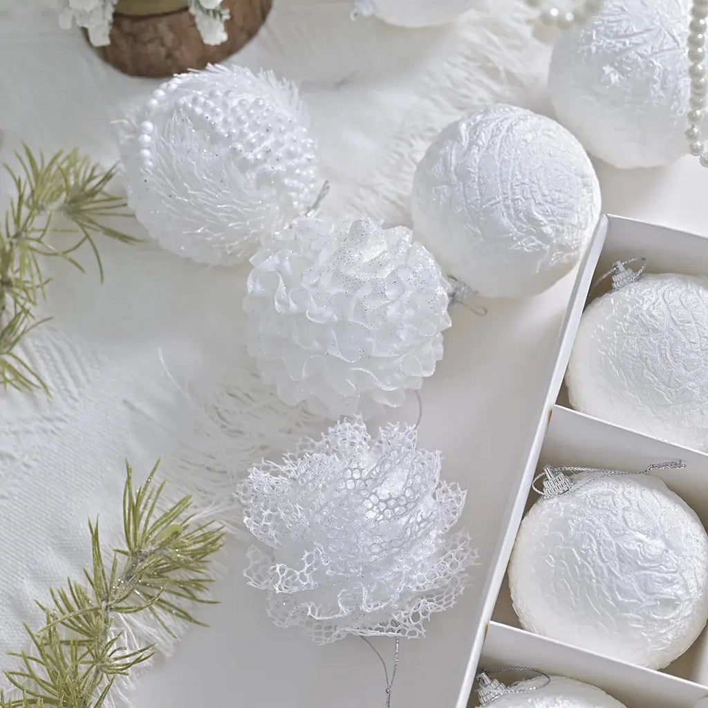 Boules de Noël blanche neige en dentelle (lot de 12) Fééries Mancelya