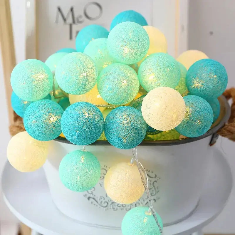 Lanterne de 20 boules en rotin LED de noël Fééries Mancelya