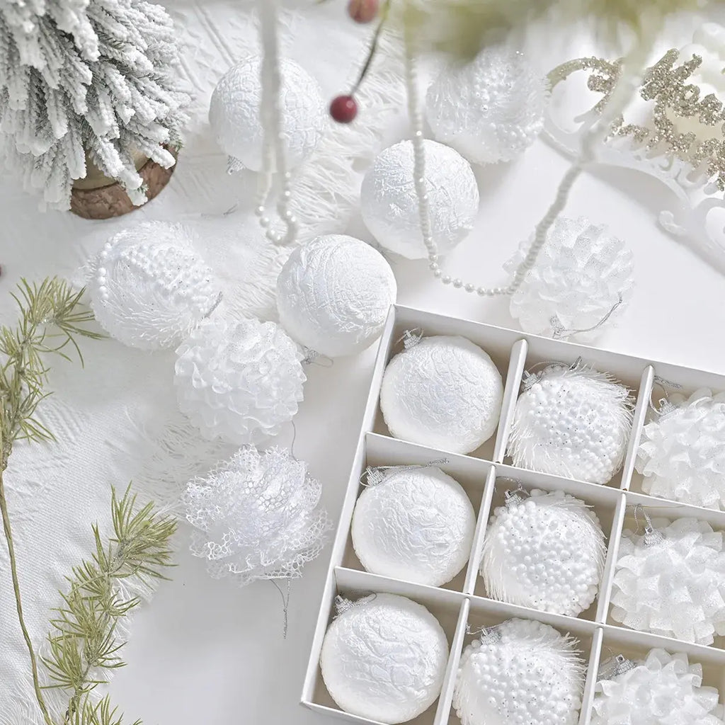 Boules de Noël blanche neige en dentelle (lot de 12) Fééries Mancelya