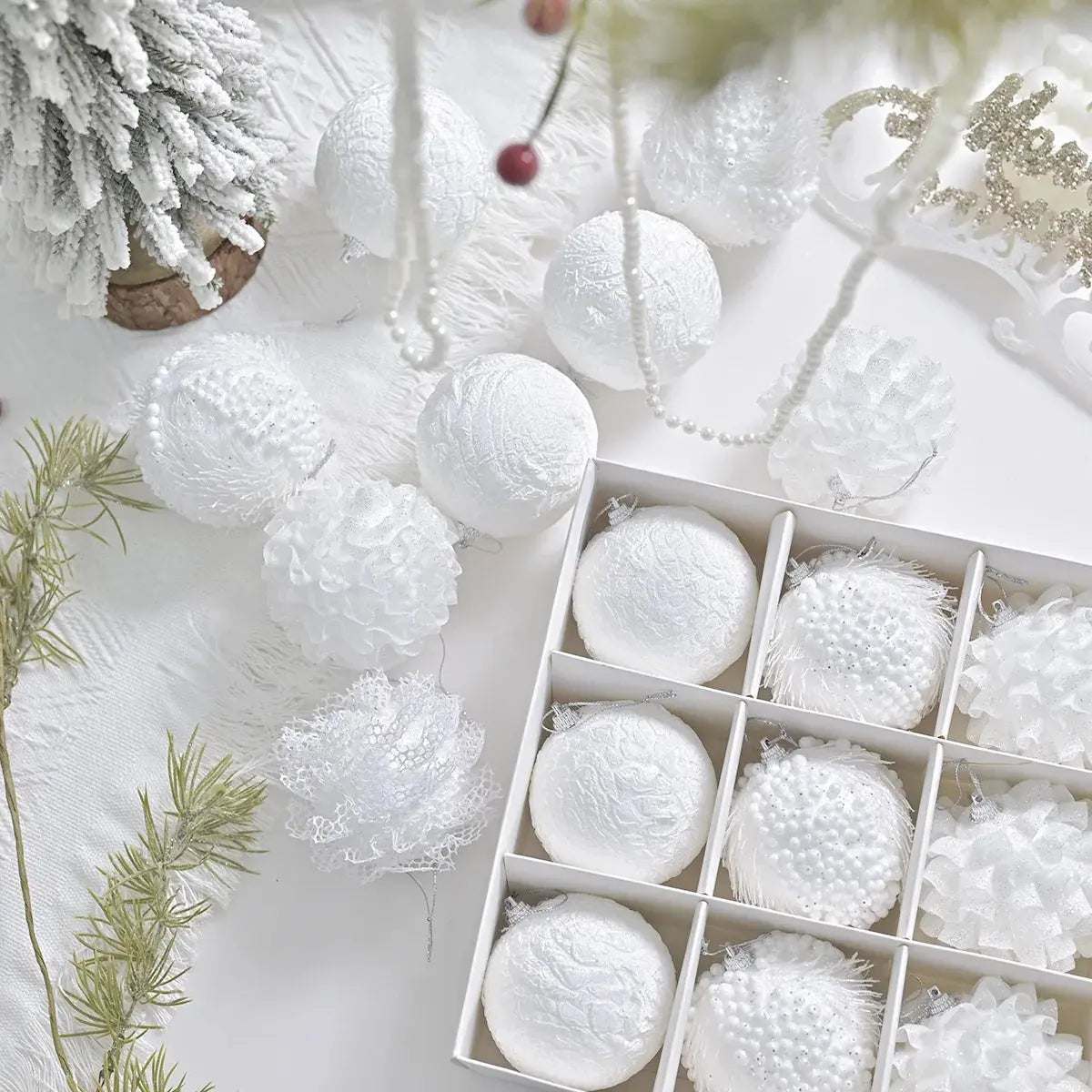 Boules de Noël blanche neige en dentelle (lot de 12) Fééries Mancelya