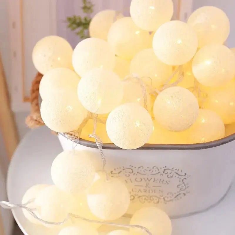 Lanterne de 20 boules en rotin LED de noël Fééries Mancelya